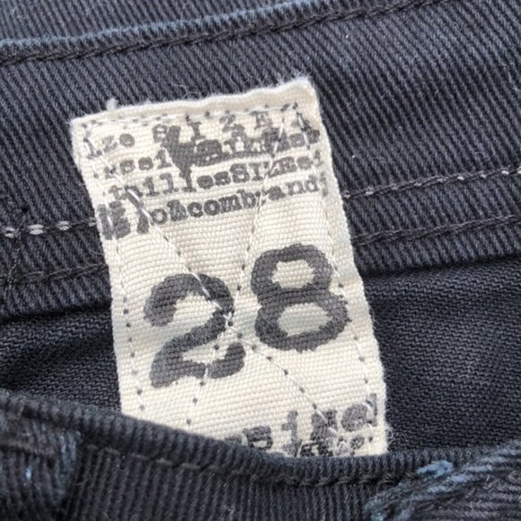 LIKE NEW VOLCOM BRAND BLACK SKINNY JEANS 28x28 ๐ - Picture 4 of 12